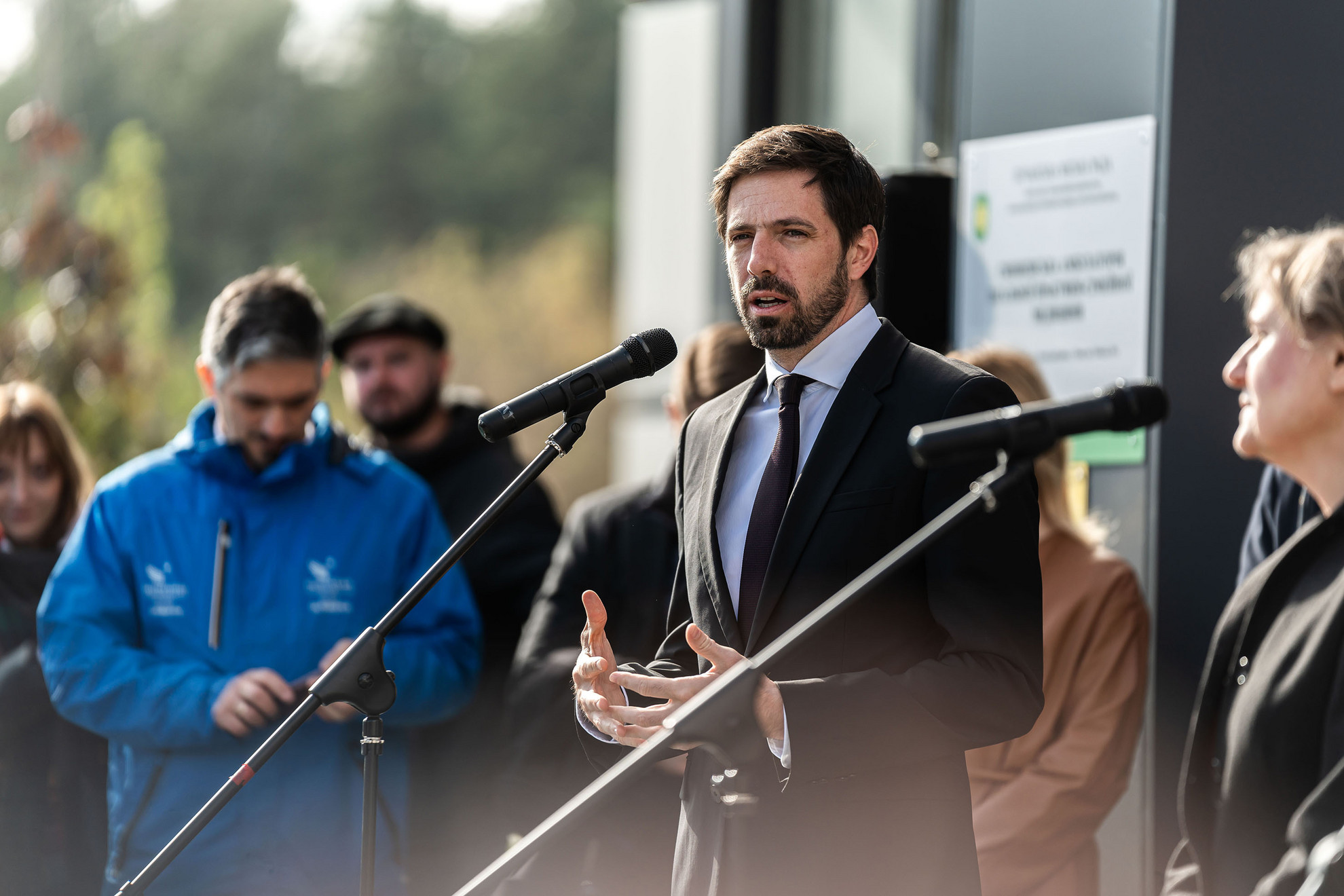 Magyar Levente, a KKM parlamenti államtitkára a magyar kormány támogatásával épült, szolgáltató központ jellegű, rendelőt, önkormányzati hivatalokat és postát magába foglaló létesítmény avatásán Ukrajna Kijev megyei Szinyák (Synyak) településén 2024. október 19-én