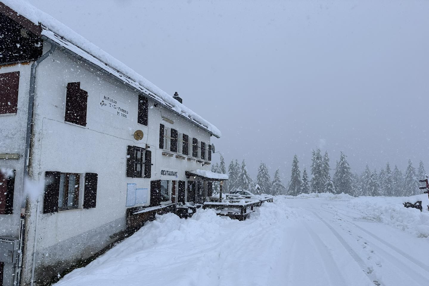 A Dolomitokba megékezett a havazás, sűrűpelyhekkel borította be Rifugio Fabbrot, Venetóban