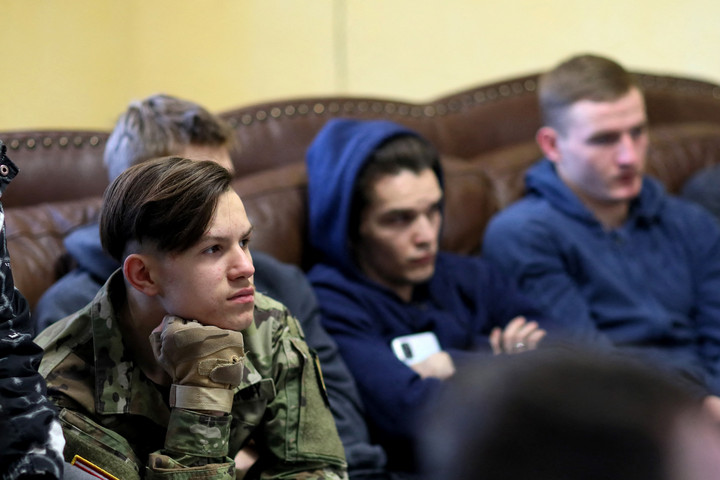 Fotó: AFP/Olekszij Filippov Bujkálnak a fiatalok Ukrajnában