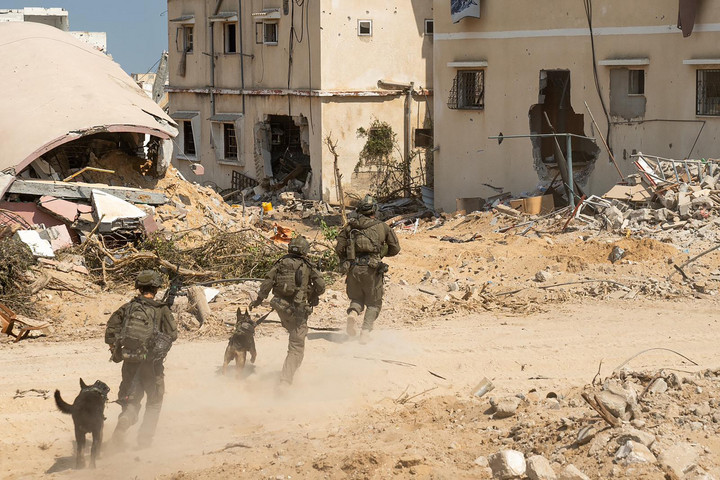 Fotó: AFP/Israeli Army Az IDF elhurcolta egy gázai kórház több tucat munkatársát