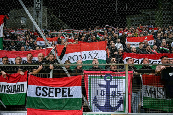 Isztambuli gyülekezőpontról szállítják a szurkolókat