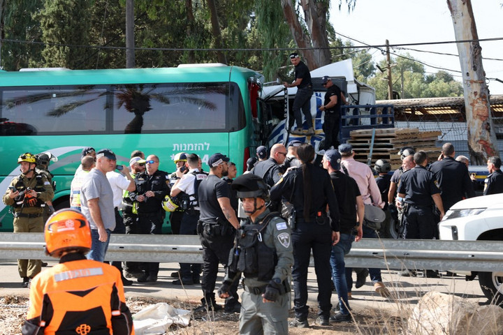 Buszmegállóban várakozók közé hajtott egy kamion Izraelben