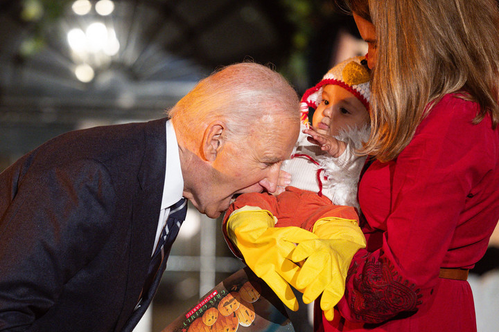 Biden „ráharapott” a csecsemőkre