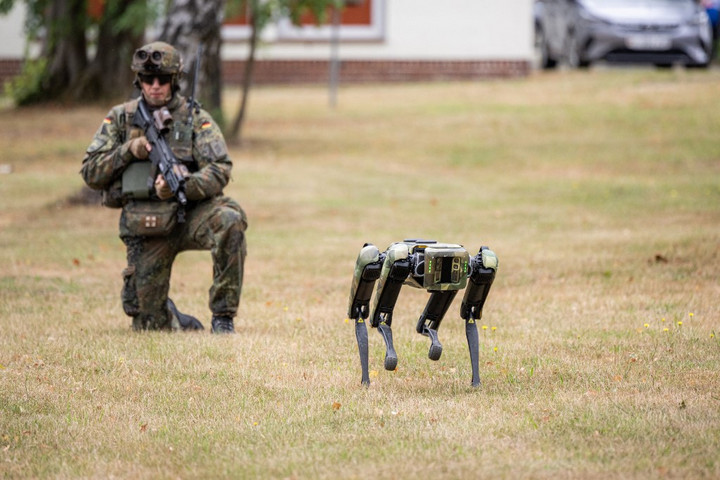 Fotó: dpa Picture-Alliance via AFP/Mohssen Assanimoghaddam Robotkutyák a fronton + VIDEÓ