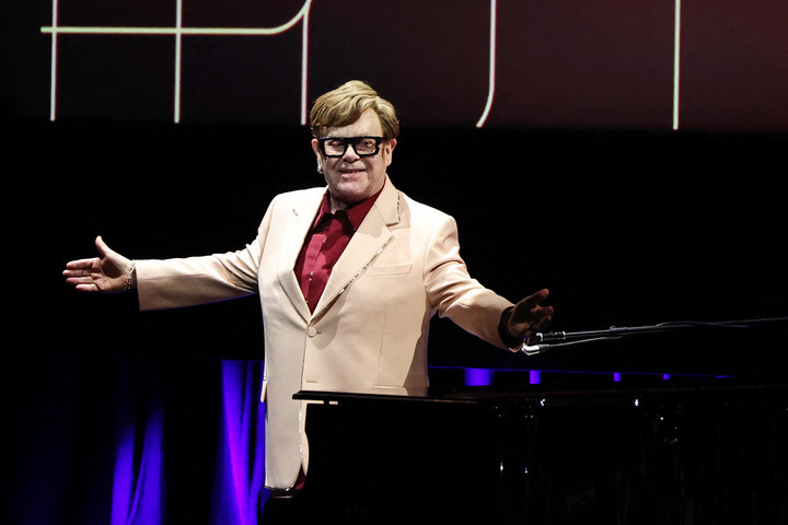 Elton John „darabokban” a legboldogabb