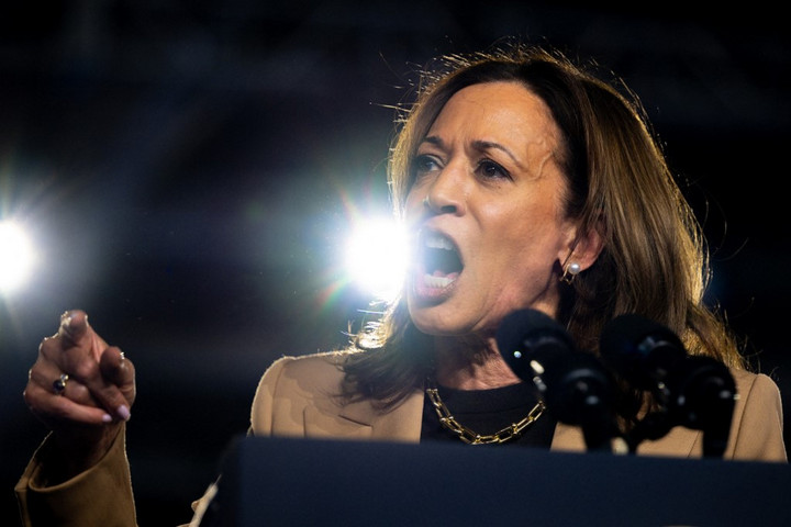 Fotó: AFP/Getty Images/Getty Images North America/Brandon Bell Pánik a demokratáknál, botlások Harris kampányában