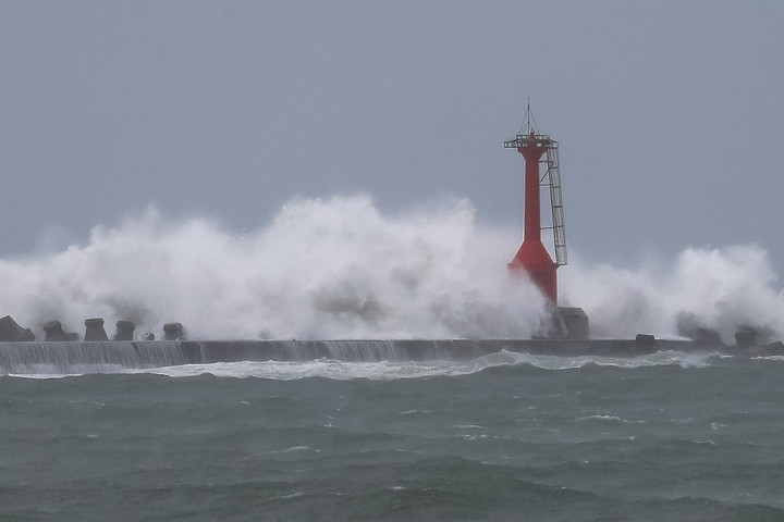 Fotó: Anadolu via AFP/Daniel Ceng A „furcsa” Krathon tájfun csapott le Tajvanra