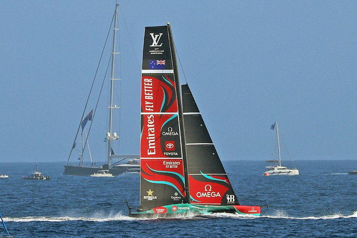 Egy győzelemre a címvédéstől a Team New Zealand