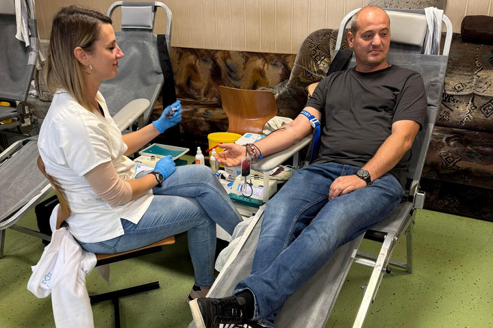 Fotó: Facebook/BM Országos Katasztrófavédelmi Főigazgatóság Negyven litert vért csapoltak le a tűzoltótól