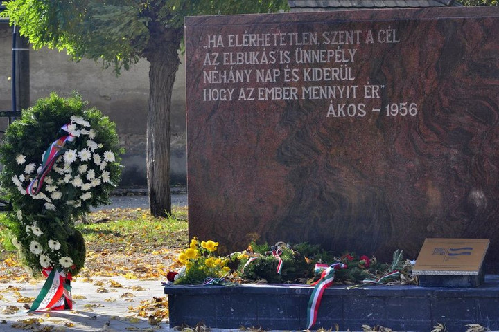 Kőbe vésték Ákos dalának szövegét