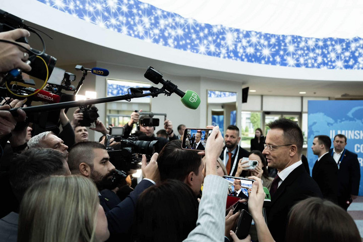 Fotó: Facebook/Szijjártó Péter Hídégetés helyett hídépítésre van szükség