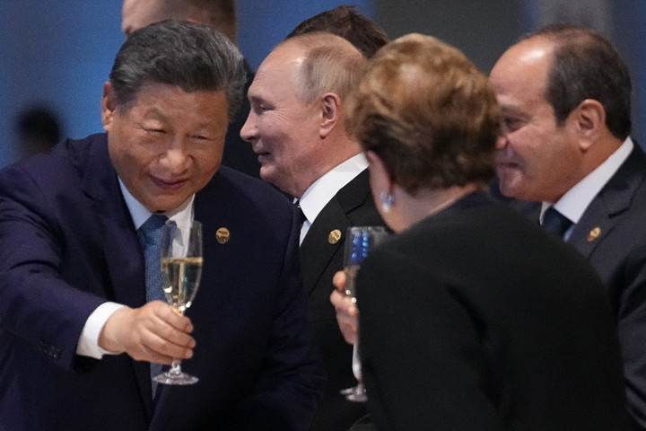 Fotó: AFP/Pool /Alexander Zemlianichenko BRICS-bankjeggyel pózolt Putyin, de a bankvezérnek nem tetszett