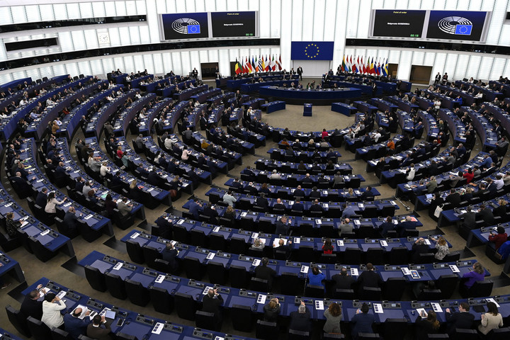 Az Európai Parlament jóváhagyta a 35 milliárd eurós hitelt a kijevi rezsimnek