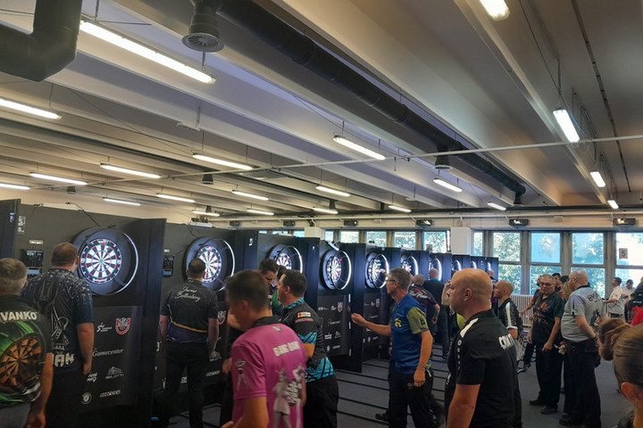 World Masters: négy-négy hazai férfi és női dartsos jutott tovább