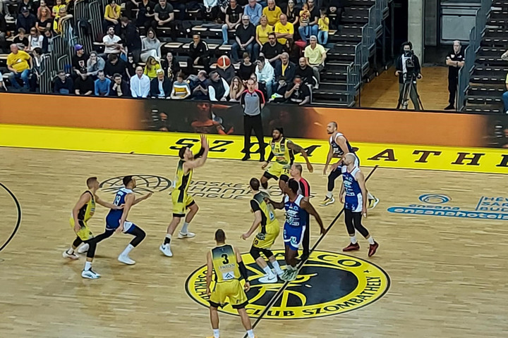Fotó: hungarysport.hu Férfi kosárlabda: Megállíthatatlanul robog a Falco