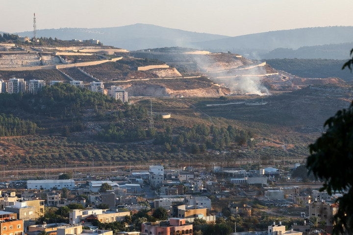 Izrael a Hezbollah katonai és pénzügyi célpontjait támadta Libanonban