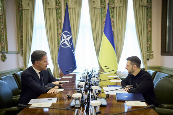 Légvédelmi eszközök átadásáról egyeztet Volodimir Zelenszkij és több NATO-tagállam vezetője szerdán Brüsszelben