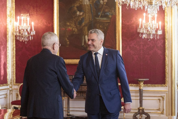 Az Osztrák Néppárt vezetőjét bízta meg kormányalakítással az államfő