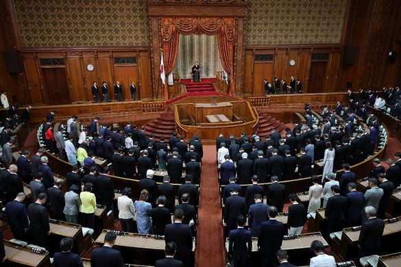 Feloszlatta a parlamentet a japán kormányfő