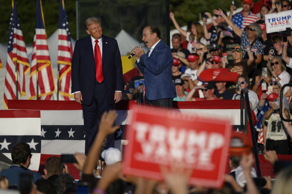 Visszatért az ellene elkövetett merényletkísérlet helyszínére  Donald Trump