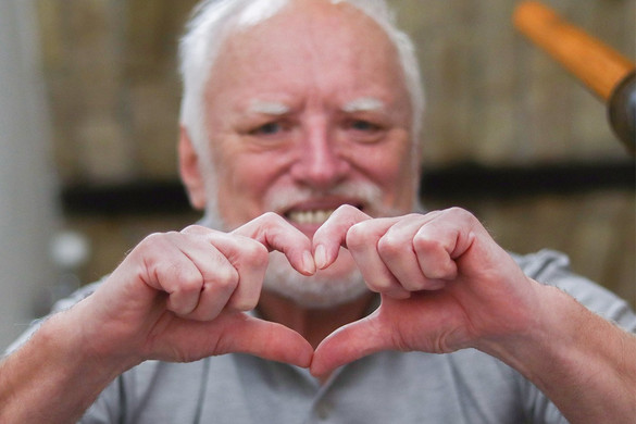 Slágerekre mutatja meg az újraélesztés helyes módját Hide the Pain Harold