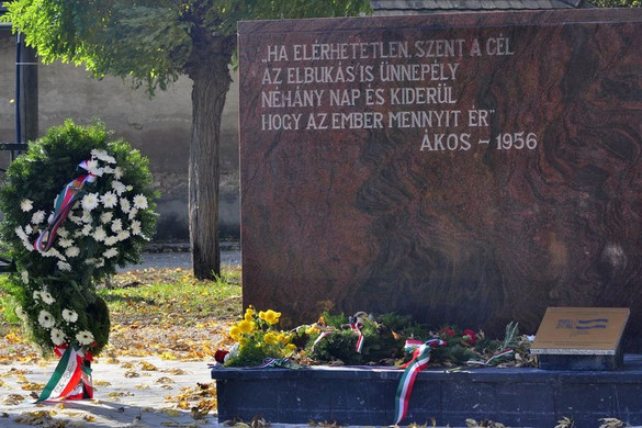 Kőbe vésték Ákos dalának szövegét