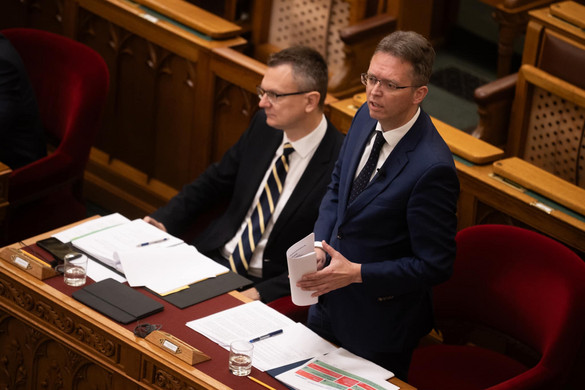 Brüsszel szándékosan kárt okoz a magyar diákoknak + VIDEÓ