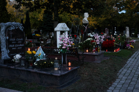 Országszerte hosszabb ideig tartanak nyitva a temetők