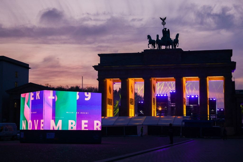 Az emlékezés fényei világították meg a Brandenburgi kaput a berlini fal leomlásának 35. évfordulóján