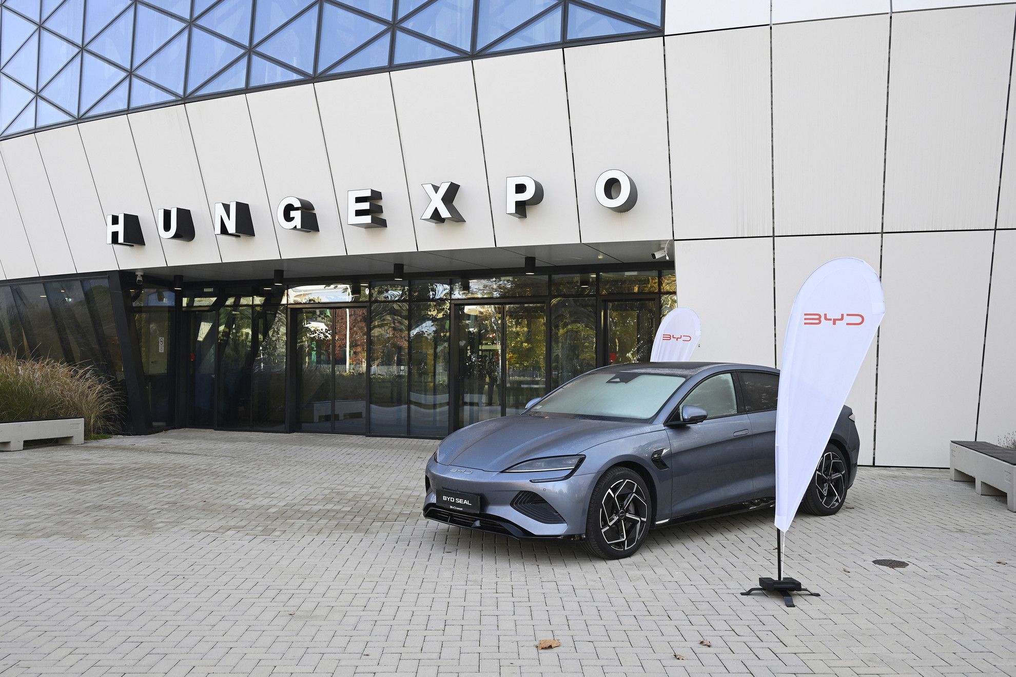 Egy BYD Seal típúsú elektromos autó a Hungarian Battery Week konferencia E-Mobility Day megnyitóján a Hungexpo Budapest Kongresszusi és Kiállítási Központban 2024. november 7-én