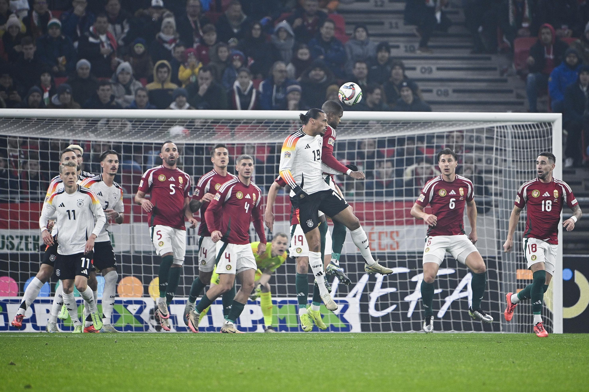 Négo Loic (j3) és a német Leroy Sané (j4) csatája a magyar kapu előtt félelmetes volt