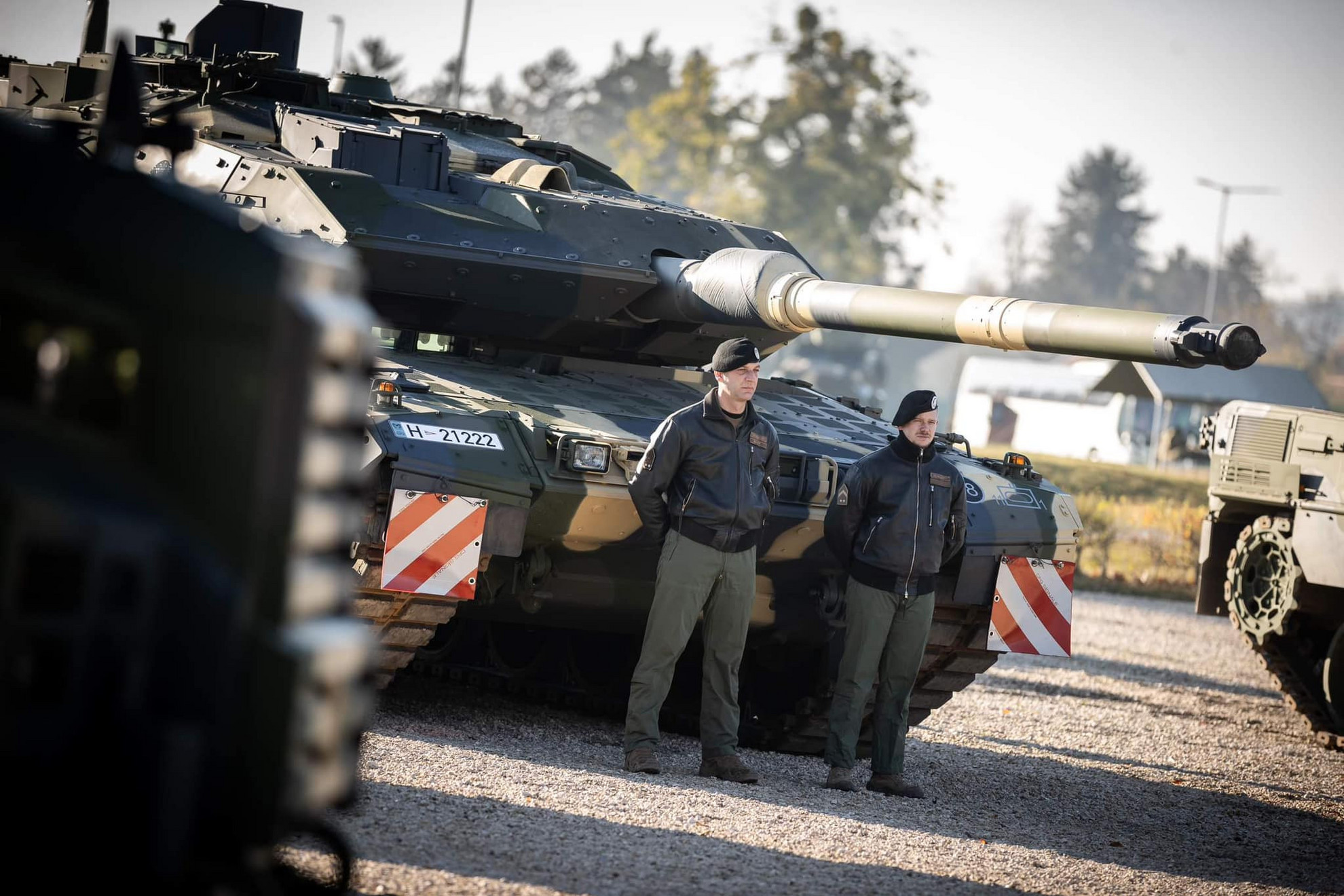 Szalay-Bobrovniczky Kristóf Tatán bemutatta az új Gidrán harcjárművek és Leopard 2A7HU harckocsikat (képünkön)