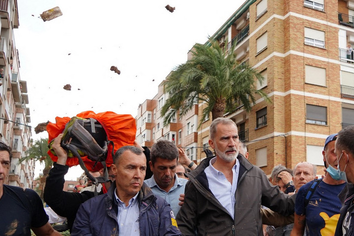 Kik a felelősök a valenciai katasztrófa helyszínére látogató királyi pár elleni agresszióért?
