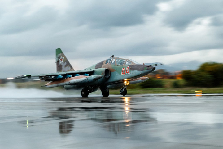 Fotó: AFP/Russian Defence Ministry/Vadim Grishankin Álcázott AFU páncélozott járművek semmisültek meg a Kurszki területen