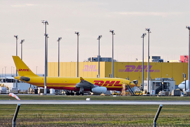 Fotó: dpa Picture-Alliance via AFP/Tobias Junghannß Felfüggeszti egyes csomagok szállítását a DHL