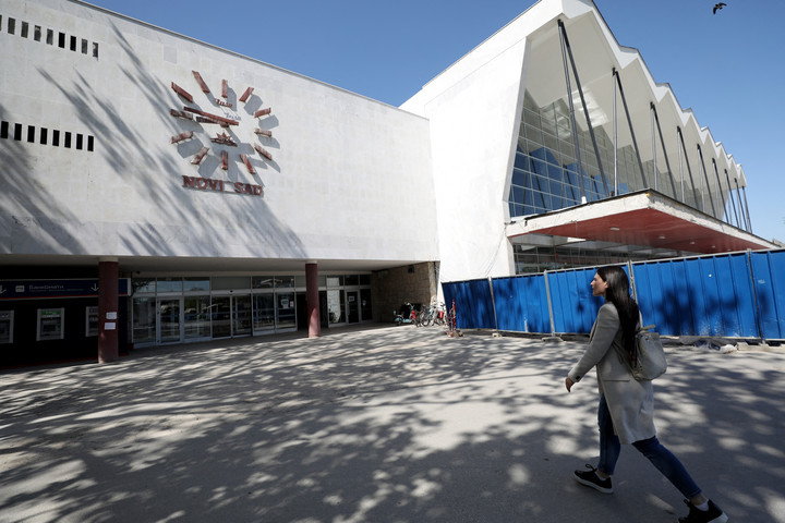 Fotó: Xinhua via AFP/Li Ying Beomlott az újvidéki vasútállomás egy része, halottak is vannak