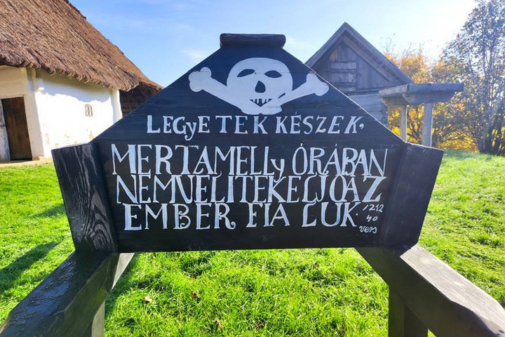 Fotó: Szentendrei Skanzen Csónakos fejfák, kőszívek és Szent Mihály lova a Skanzenben