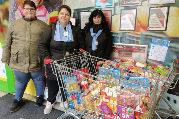 Több mint tíz tonna adományt gyűjtöttek nagycsaládos fiatalok