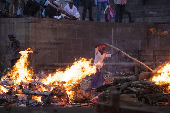 Máglyán, hamvasztása előtt tért magához egy ember