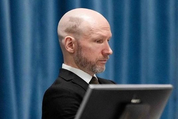 A norvég tömeggyilkos az orosz invázió szimbólumát viseli a fején