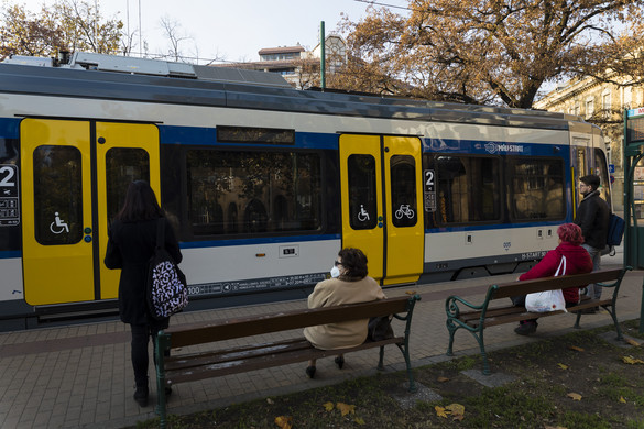 Sárga orrú vasútvillamos a tömegközlekedésben