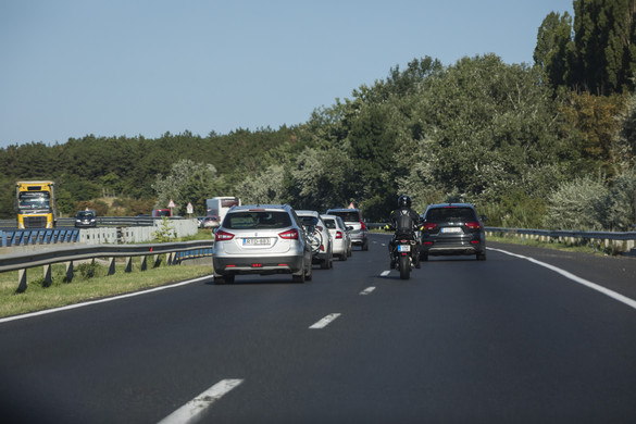Félmeztelen nő az M7-es leállósávján