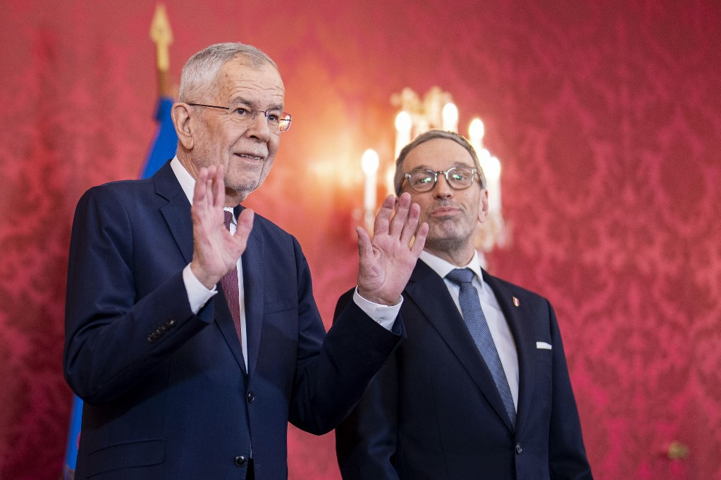 Alexander Van der Bellen osztrák kancellár nem csinált titkot belőle, hogy dacára a választási győzelmének, nem akarja kormányalakításra felkérni a Szabadágpártot vezet Herbert Kicklt