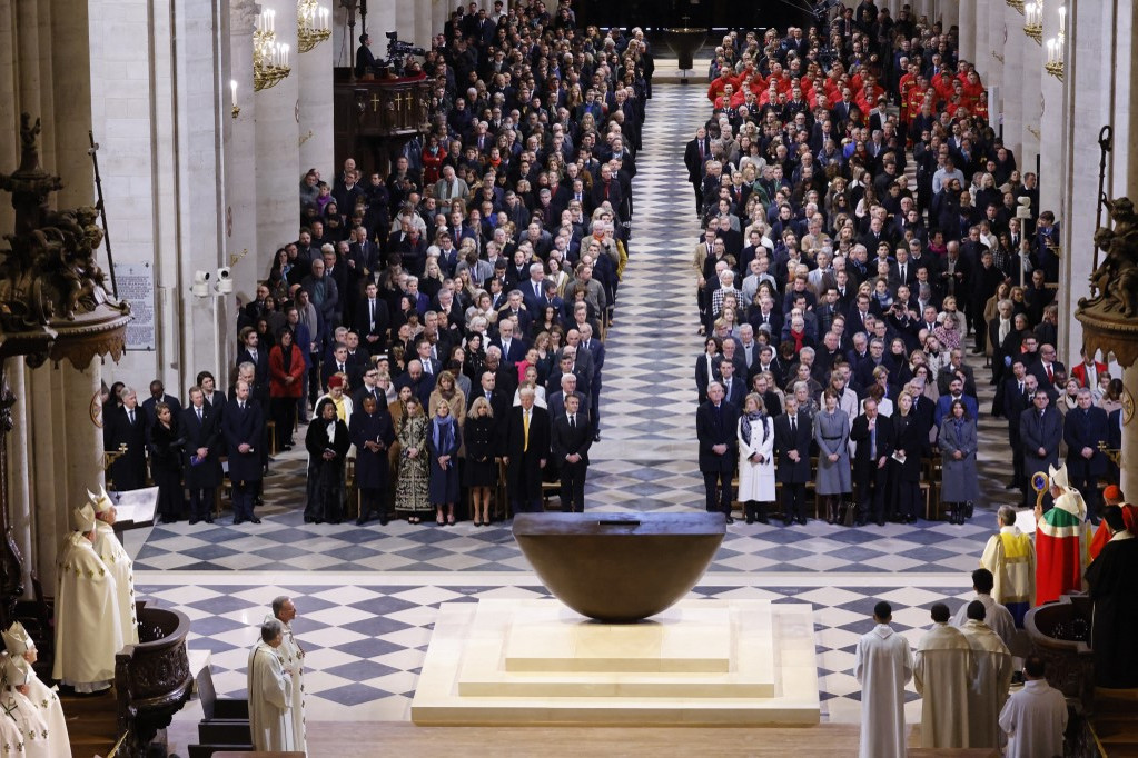 A Notre-Dame székesegyház újranyitása 2024. december 7-én. Mintegy 50 állam- és kormányfő érkezett a francia fővárosba, hogy részt vegyenek a gótikus remekmű újjáépítésének ünnepségén, öt évvel a 2019-es tűzvész után