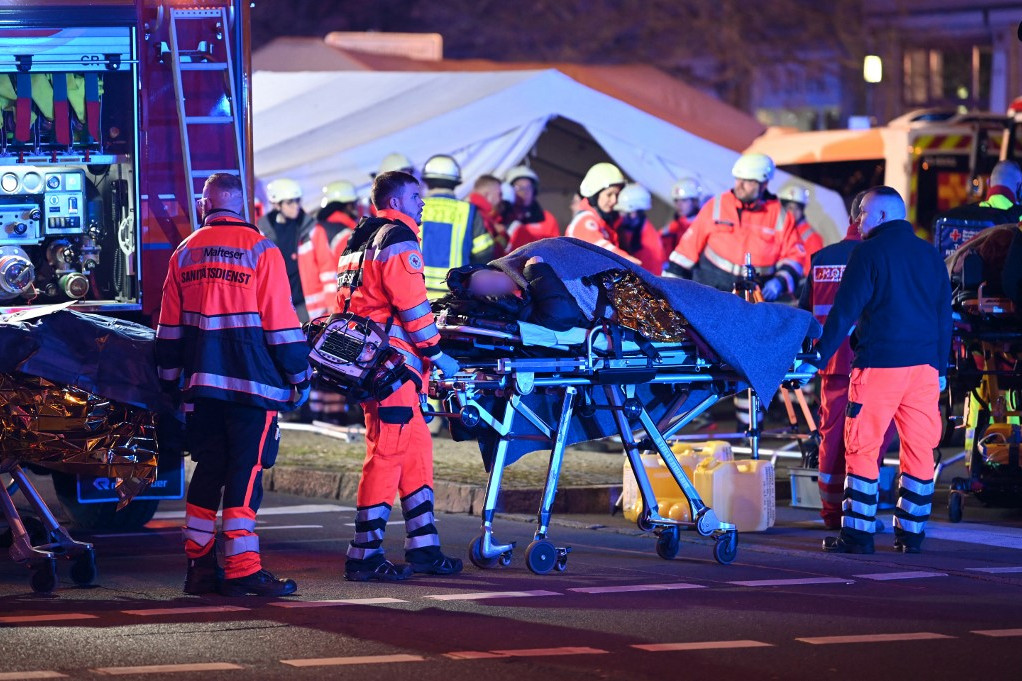 Magdeburgban nem hallgatnak el szirénák, folyamatosan szállítják el a karácsonyi vásárról a terrortámadás sebesültjeit