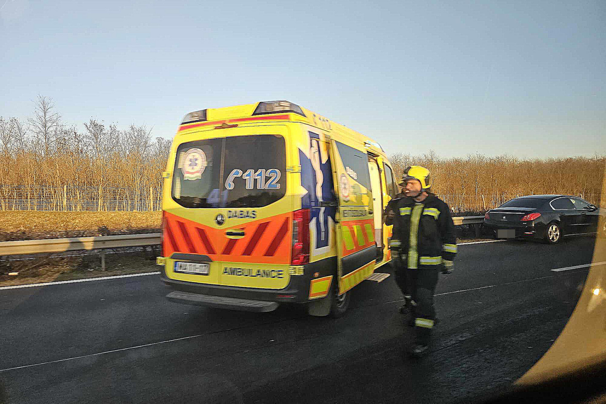 Fotó: MH/Józó Andrea Baleset történt az M5-ös autópályán, több autó is karambolozott