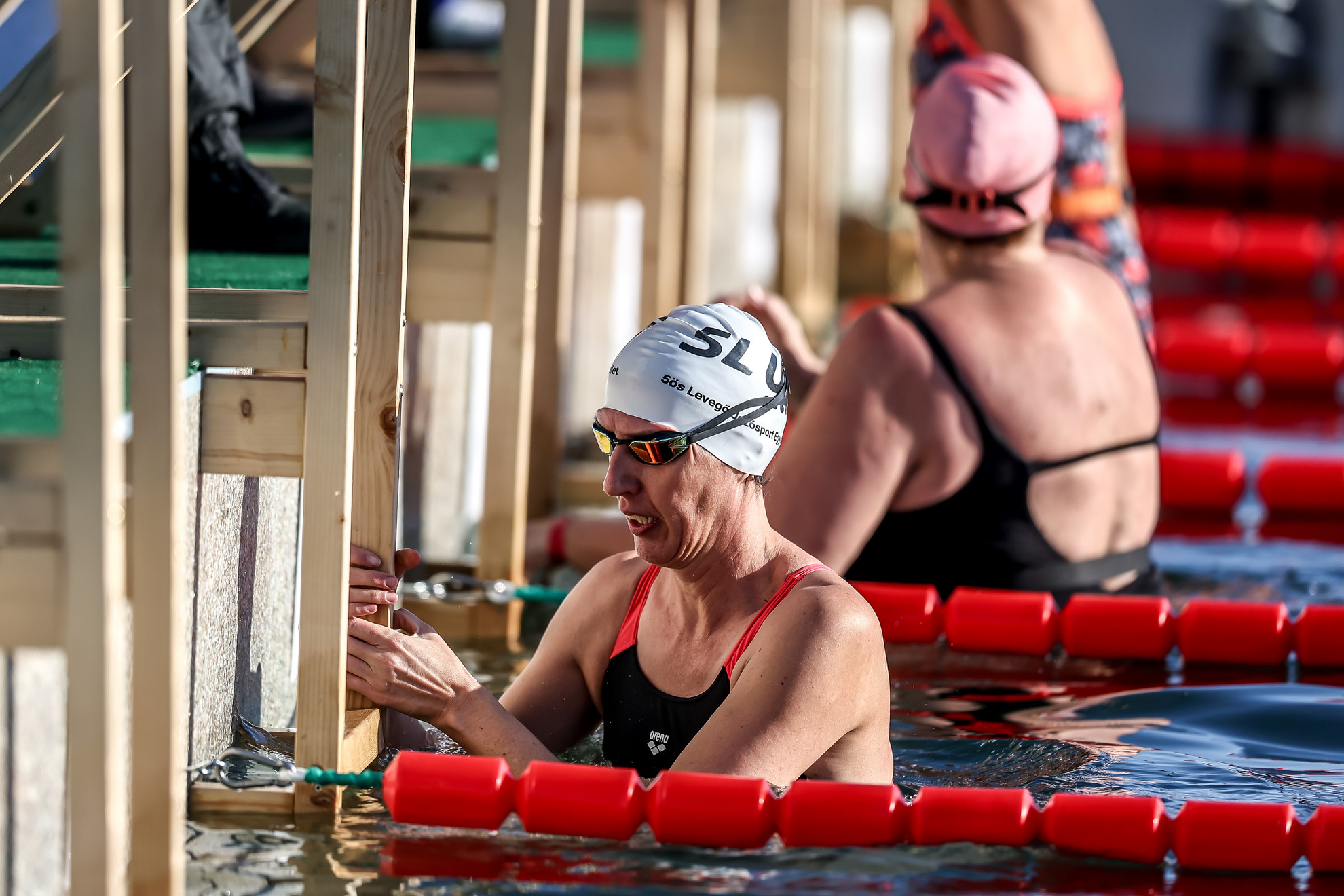 A jegesvízi sport a nőket is csábítja