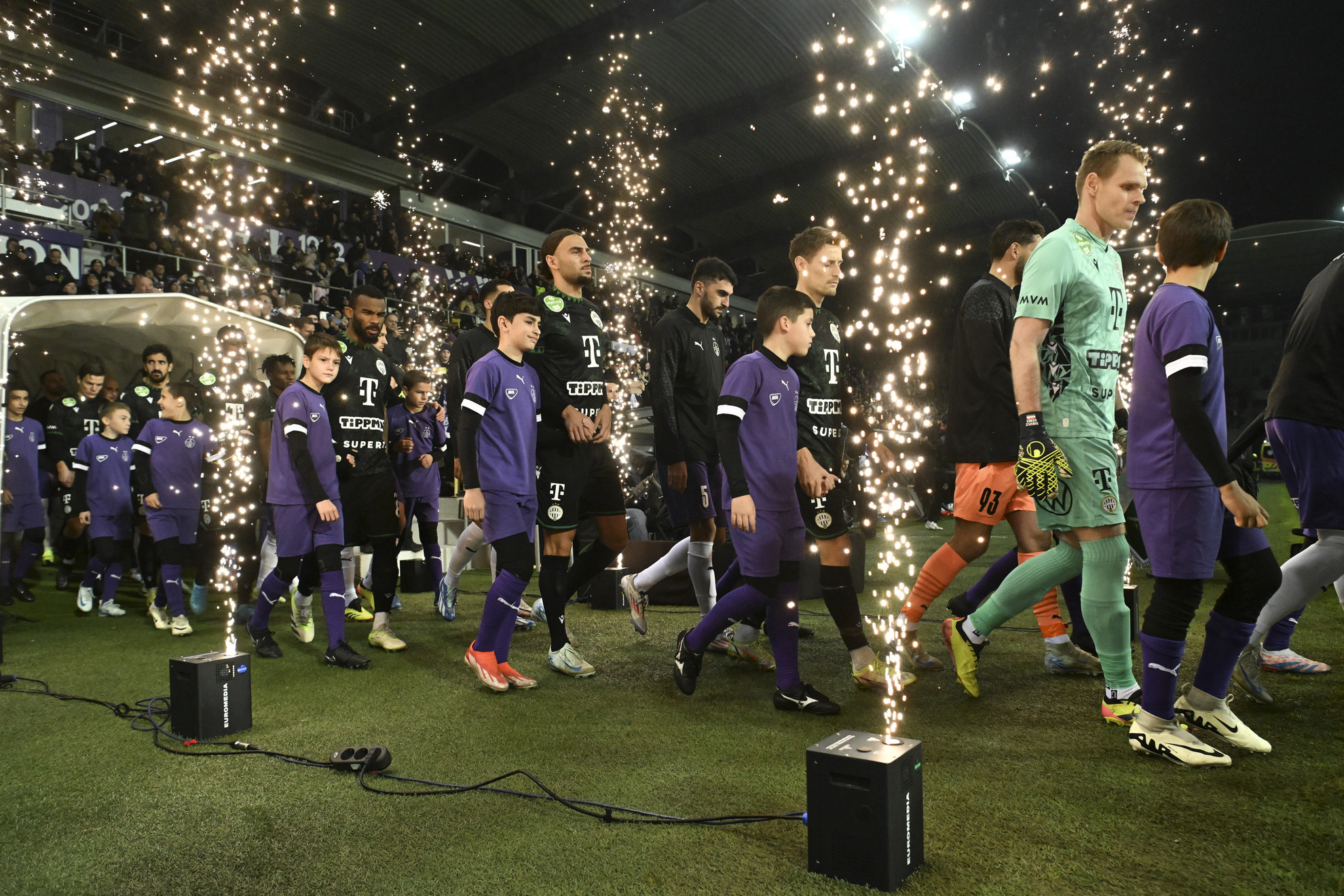 Adventi díszvilágításban érkeztek az Újpest és a Ferencváros játékosai a Szusza Ferenc Stadionba 2024. december 1-jén