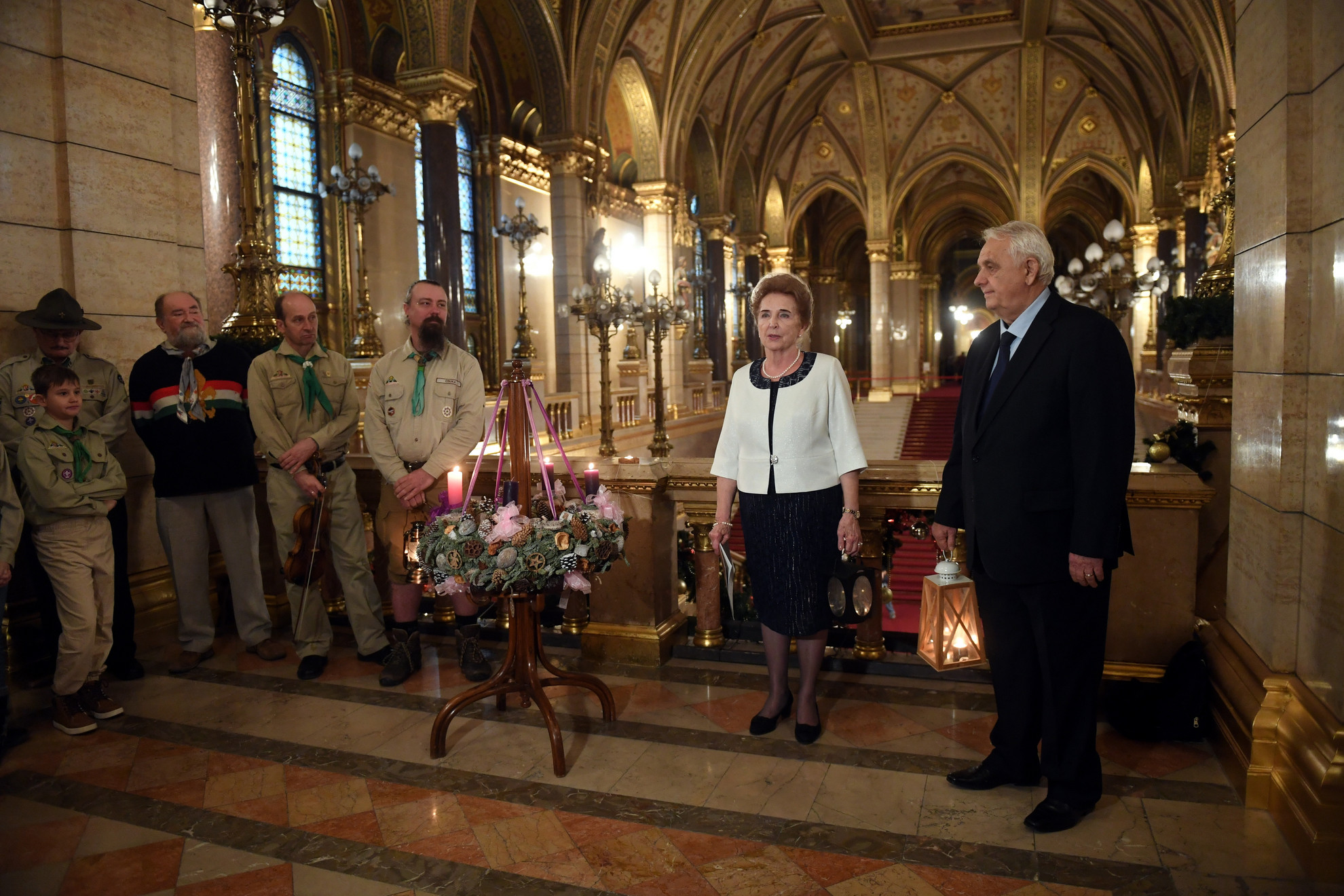 Mátrai Márta, az Országgyűlés háznagya (j2) beszél, mellette Latorcai János, az Országgyűlés KDNP-s alelnöke (j) a cserkészek fogadásán, akik a betlehemi békelánggal gyújtották meg a gyertyákat a parlamenti adventi koszorún az Országház Delegációs terme előtt 2024. december 16-án