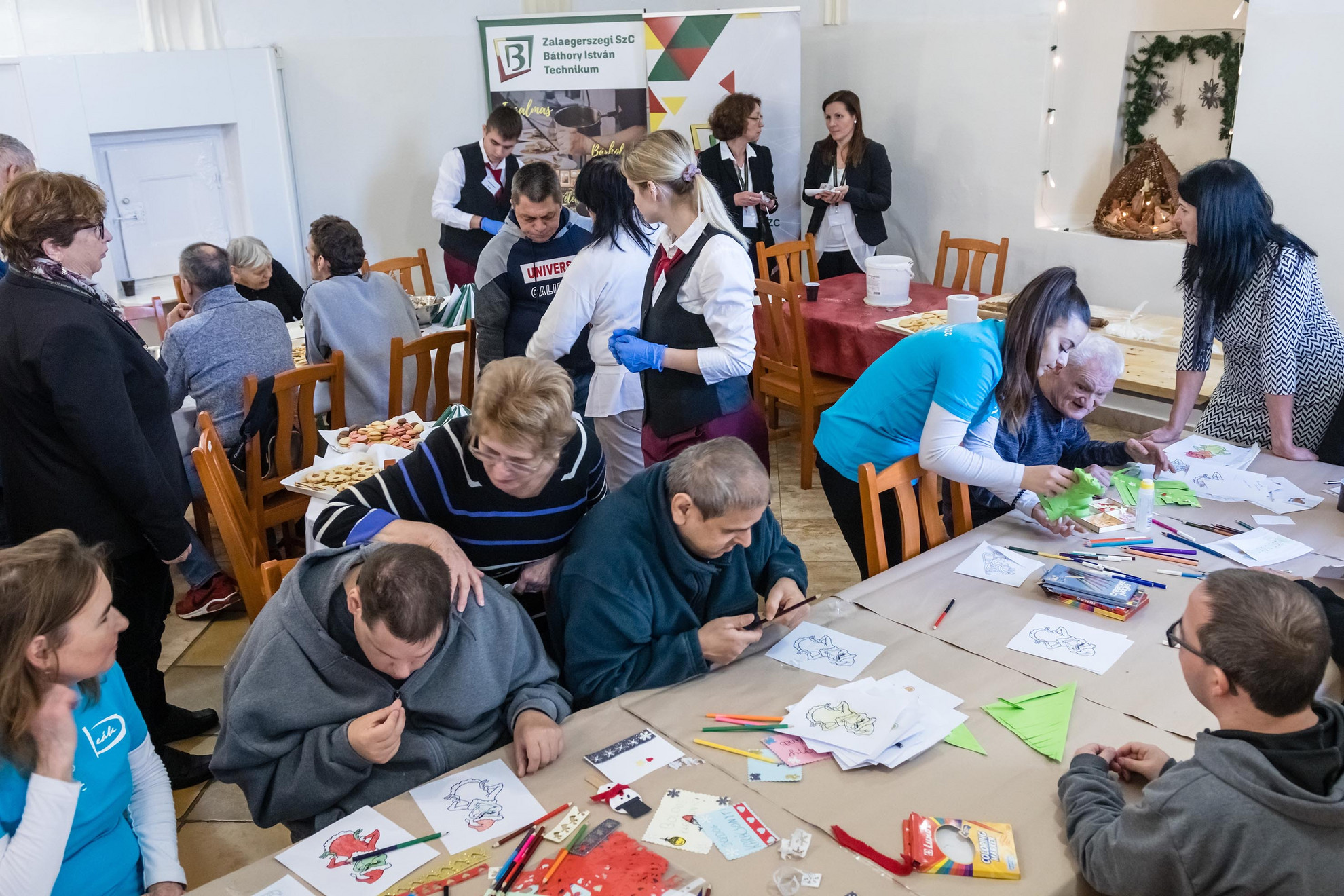 A Zalaegerszegi Szakképzési Centrum (ZSZC) és a Szociális és Gyermekvédelmi Főigazgatóság Zala Vármegyei Kirendeltségének (SZGYF) együttműködésében a Harmónia Szolgáltató Központ gondozottjainak szervezett karitatív búcsúszentlászlói rendezvény 2024. december 18-án